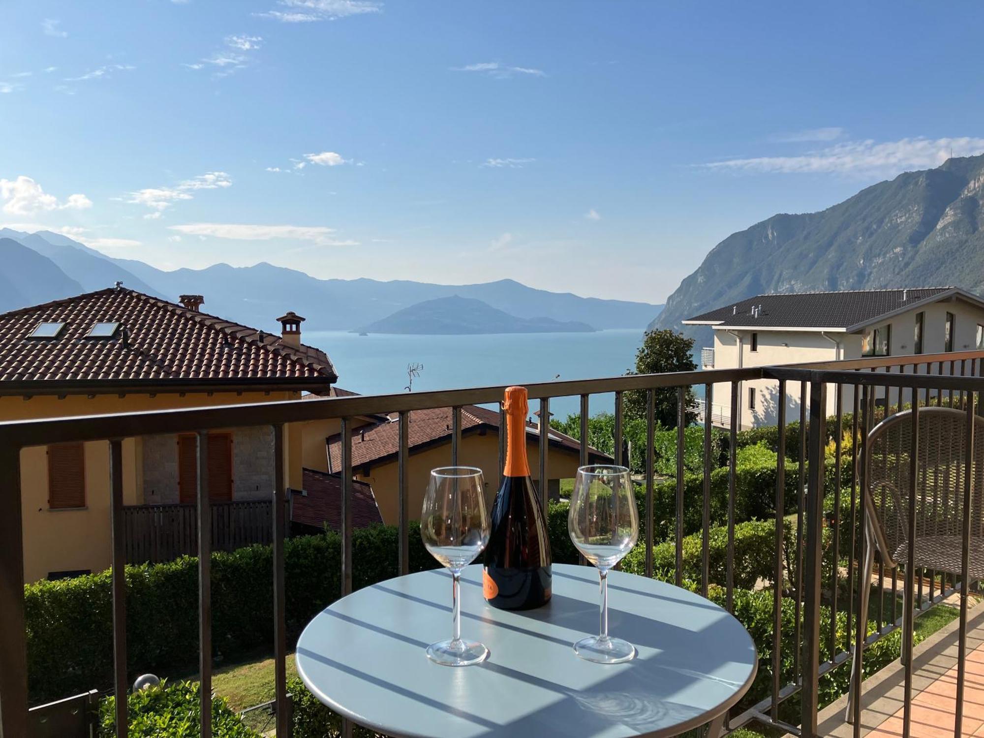 Happy Guest Apartments - Lake View And Pool Riva di Solto Dış mekan fotoğraf