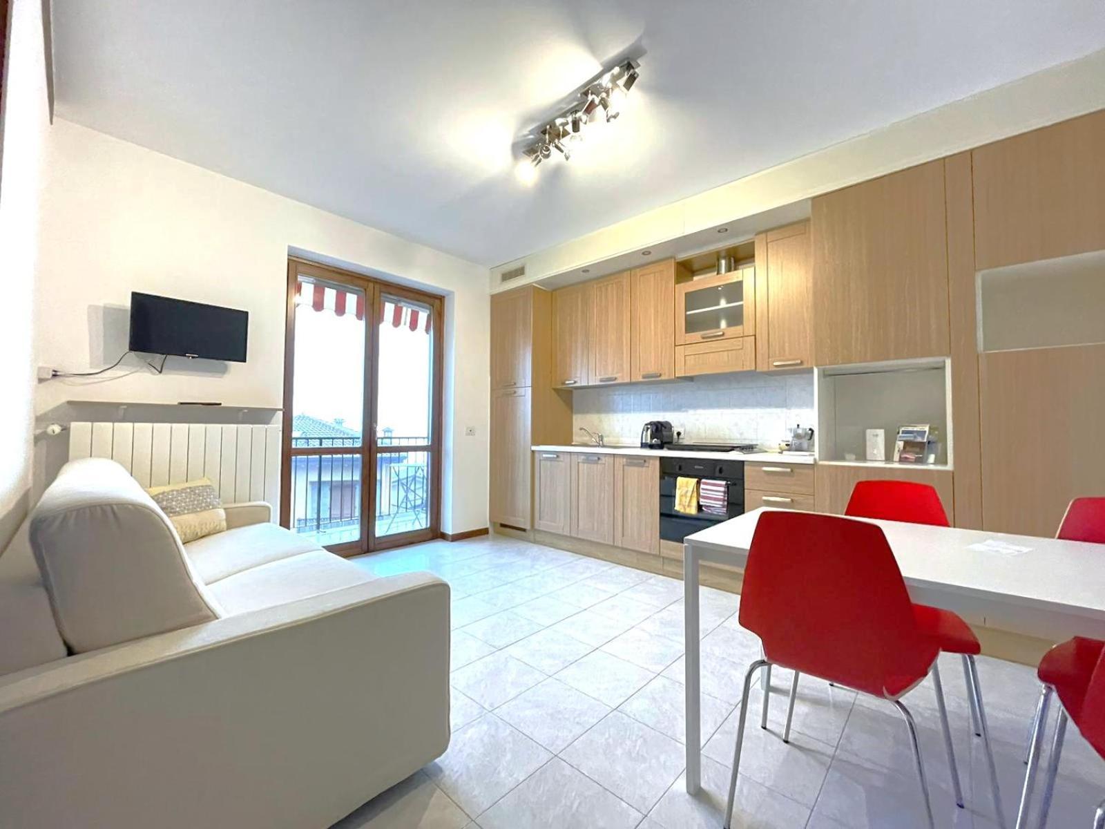 Happy Guest Apartments - Lake View And Pool Riva di Solto Dış mekan fotoğraf